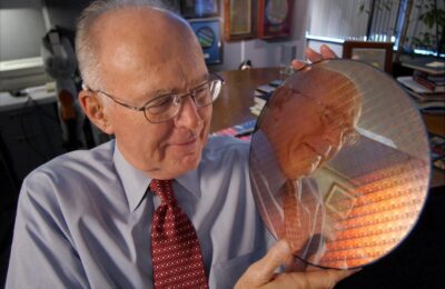 “摩尔定律”发明者戈登·摩尔去世，享年94岁｜硅基世界